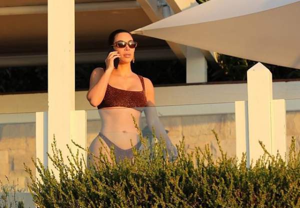 Kim Kardashian khoe dáng chuẩn với áo tắm 2