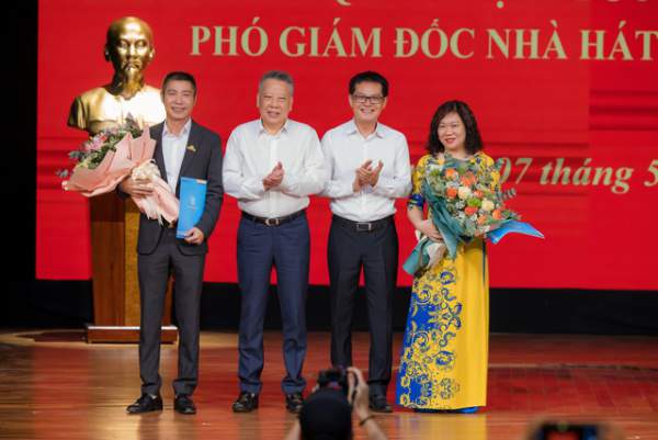 Bạn gái chúc mừng NSND Công Lý lên chức Phó Giám đốc Nhà hát Kịch Hà Nội
