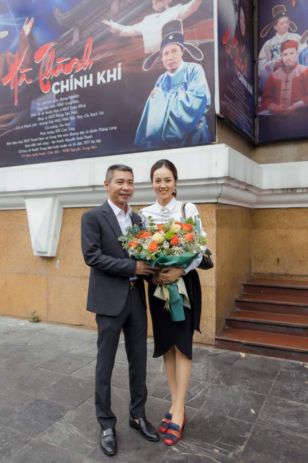 Bạn gái chúc mừng NSND Công Lý lên chức Phó Giám đốc Nhà hát Kịch Hà Nội 3