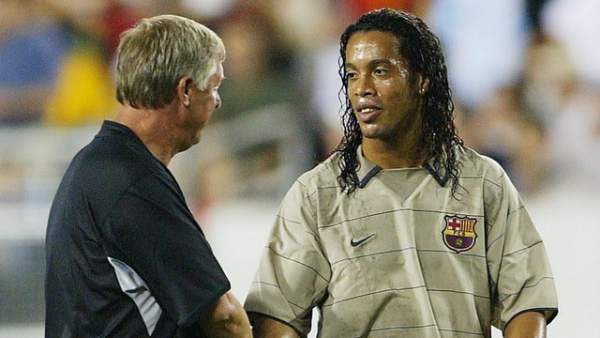 Paul Scholes tiết lộ vụ Ronaldinho “lật kèo” với Man Utd
