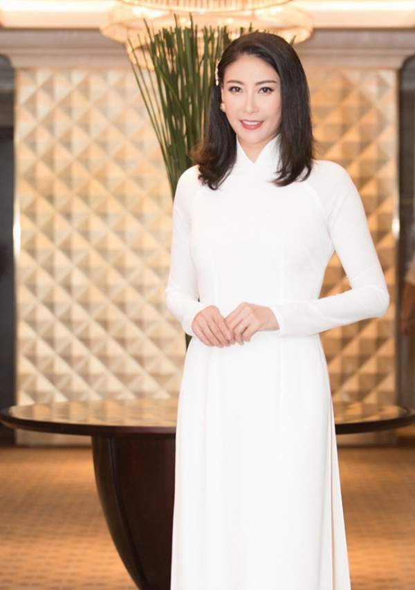 Hoa hậu Đỗ Mỹ Linh, Trần Tiểu Vy, Lương Thuỳ Linh đọ dáng với áo dài trắng 9