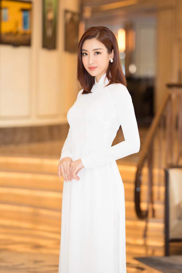 Hoa hậu Đỗ Mỹ Linh, Trần Tiểu Vy, Lương Thuỳ Linh đọ dáng với áo dài trắng 8