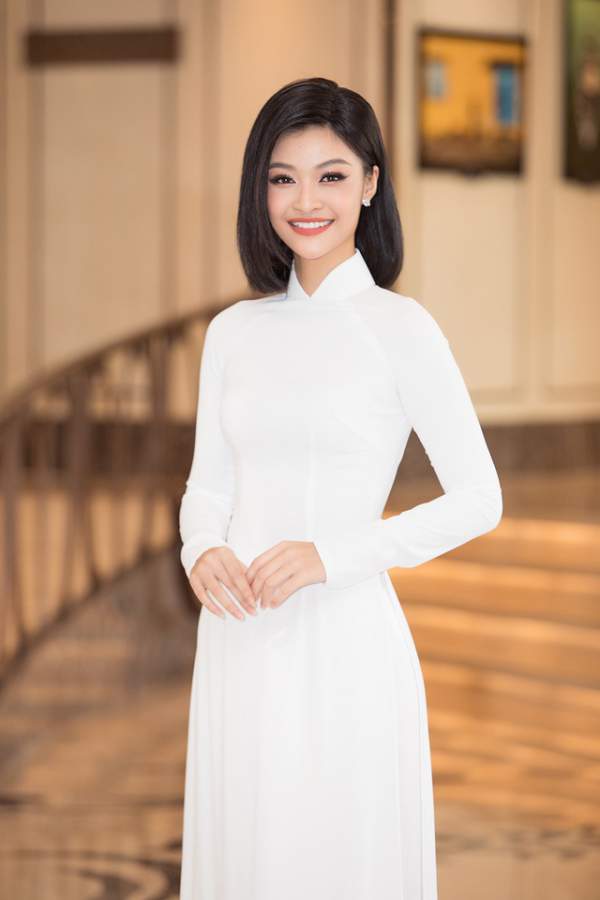 Hoa hậu Đỗ Mỹ Linh, Trần Tiểu Vy, Lương Thuỳ Linh đọ dáng với áo dài trắng 7