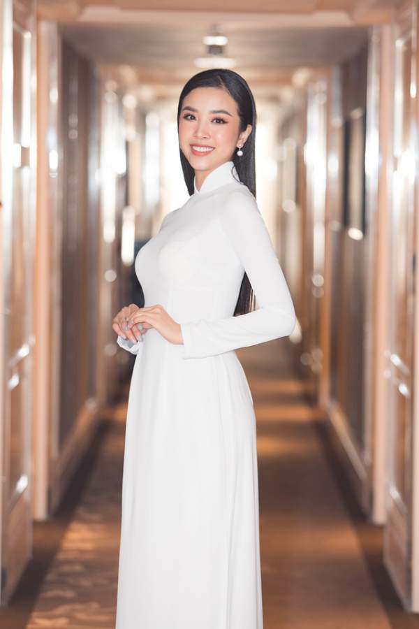 Hoa hậu Đỗ Mỹ Linh, Trần Tiểu Vy, Lương Thuỳ Linh đọ dáng với áo dài trắng 5