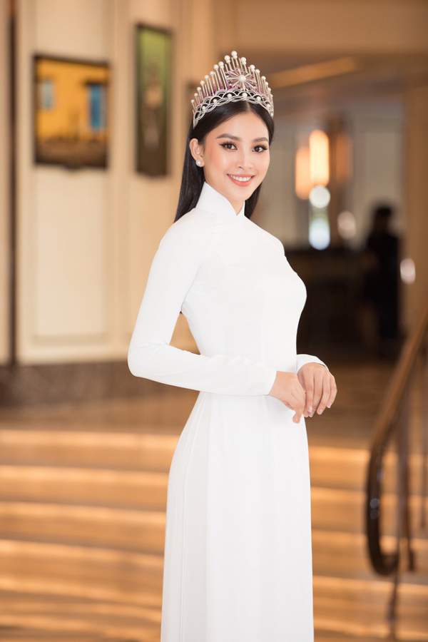 Hoa hậu Đỗ Mỹ Linh, Trần Tiểu Vy, Lương Thuỳ Linh đọ dáng với áo dài trắng 3