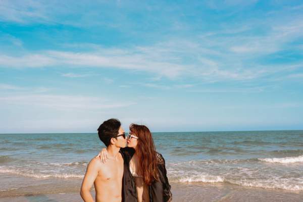Khánh Thi mặc bikini sexy, được chồng trẻ hôn đắm đuối bên bãi biển 6