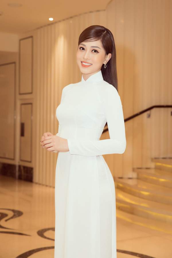 Hoa hậu Đỗ Mỹ Linh, Trần Tiểu Vy, Lương Thuỳ Linh đọ dáng với áo dài trắng 4
