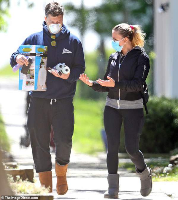 Kate Beckinsale hạnh phúc bên bạn trai kém 24 tuổi 6