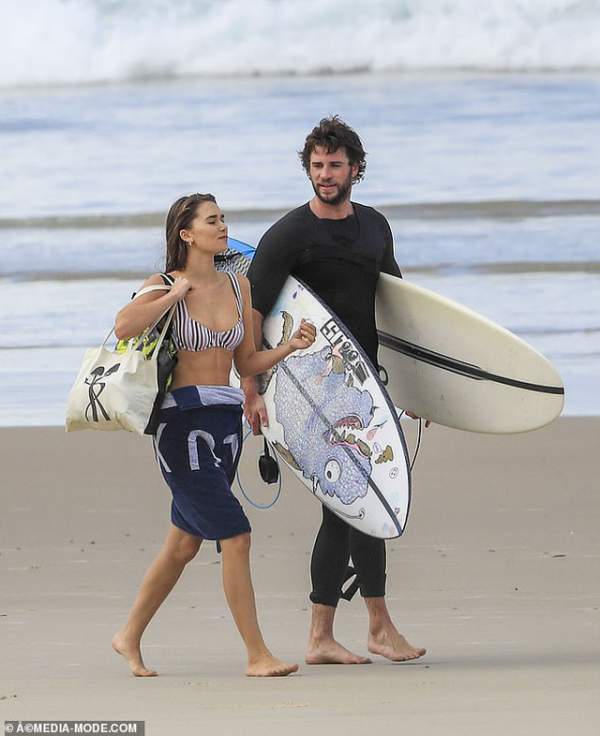 Liam Hemsworth ra biển cùng bạn gái gợi cảm 7