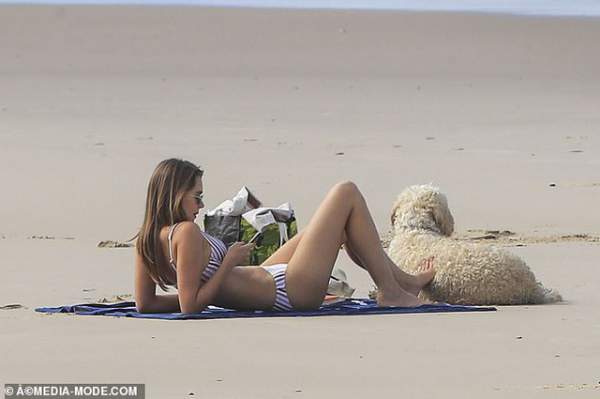 Liam Hemsworth ra biển cùng bạn gái gợi cảm