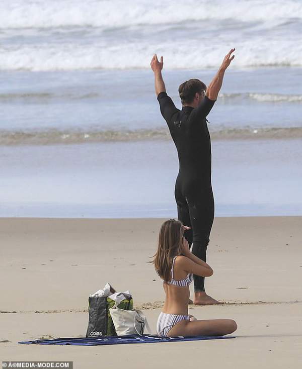 Liam Hemsworth ra biển cùng bạn gái gợi cảm 5