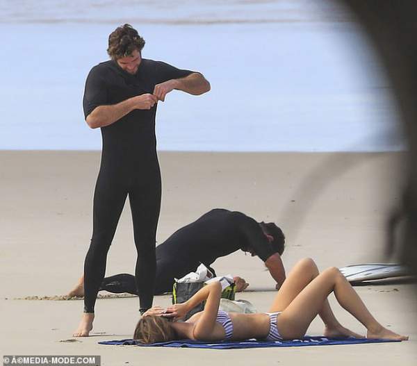 Liam Hemsworth ra biển cùng bạn gái gợi cảm 4