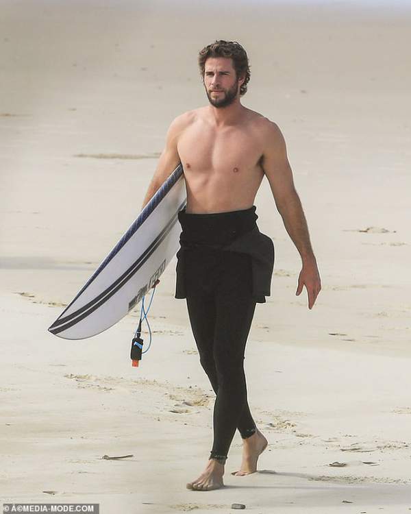 Liam Hemsworth ra biển cùng bạn gái gợi cảm 8