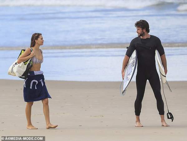 Liam Hemsworth ra biển cùng bạn gái gợi cảm 3