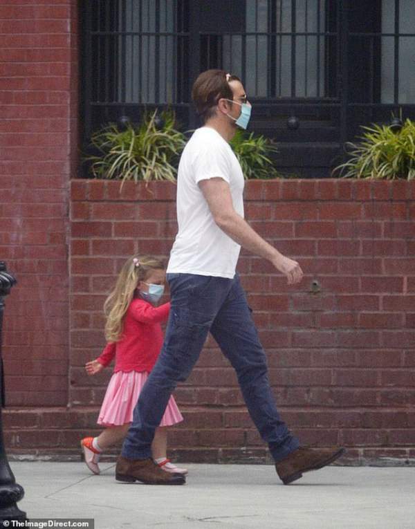 Bradley Cooper đeo băng đô của con ra phố 3