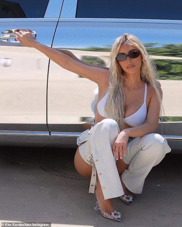 Kim Kardashian gây sốt với trang phục gợi cảm lạ mắt 3