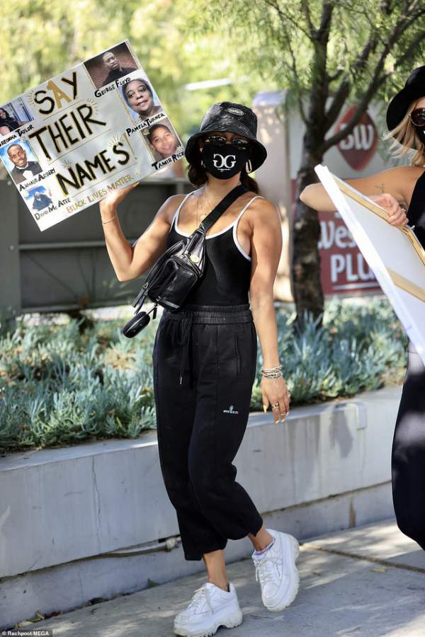 Jennifer Lopez đeo khẩu trang đi biểu tình 5