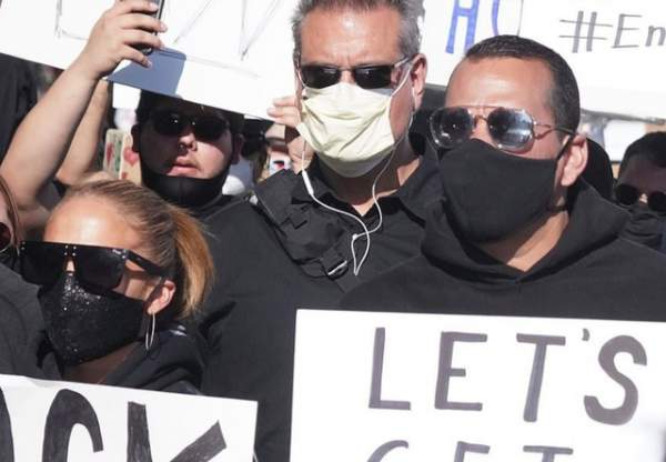 Jennifer Lopez đeo khẩu trang đi biểu tình 3