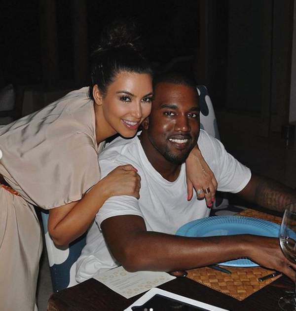 Kim Kardashian mặc đồ lạ mắt, tình tứ bên chồng 5