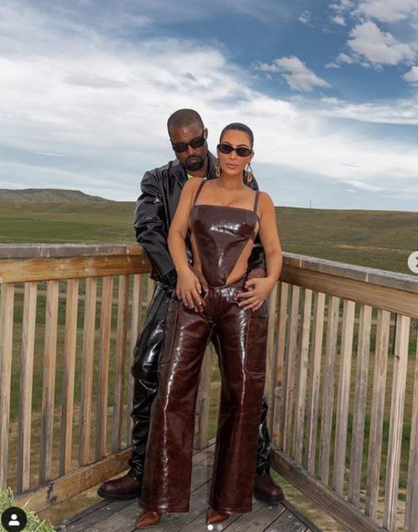 Kim Kardashian mặc đồ lạ mắt, tình tứ bên chồng