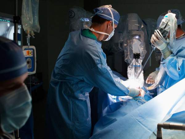 Robot xem video phẫu thuật, trở thành phụ tá của bác sĩ