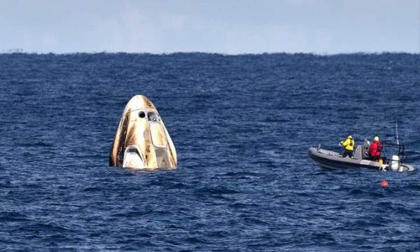 Tàu Crew Dragon của SpaceX chở phi hành gia hạ cánh thành công trên biển 2