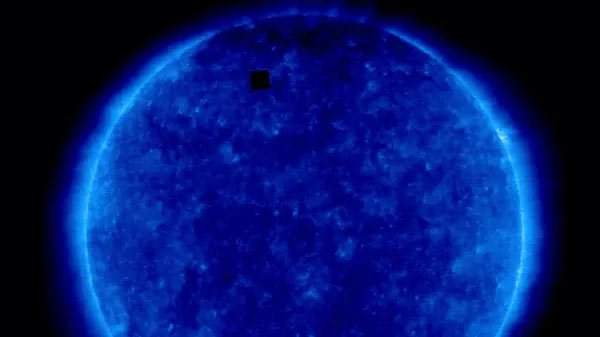 Tại sao trong tấm ảnh Mặt Trời của NASA chụp lại có một hình vuông đen ngòm như thế này? 3