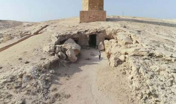 Đi giữa đường, "sụp hầm" vào mộ cổ kỳ lạ nhất thành phố xác ướp
