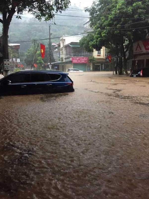 Mưa lớn kéo dài tại Hà Giang, đường phố biến thành sông, ô tô chìm nghỉm trong biển nước 7