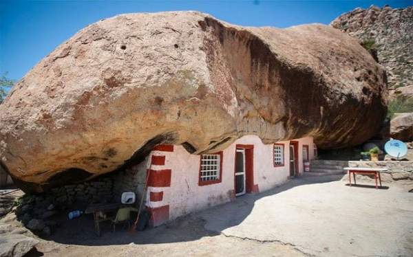 Ngôi nhà kỳ lạ nằm dưới tảng đá nặng 850 tấn giữa sa mạc rộng lớn 1