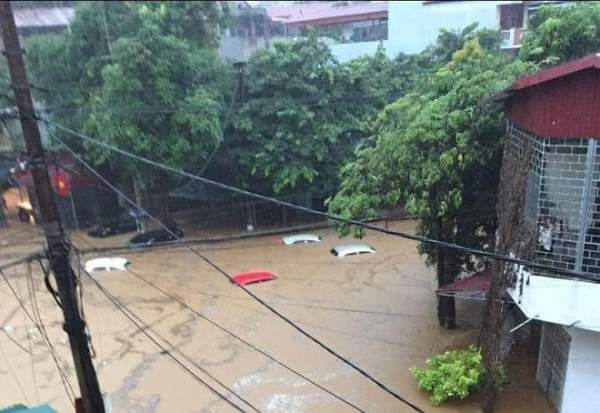 Mưa lớn kéo dài tại Hà Giang, đường phố biến thành sông, ô tô chìm nghỉm trong biển nước 5