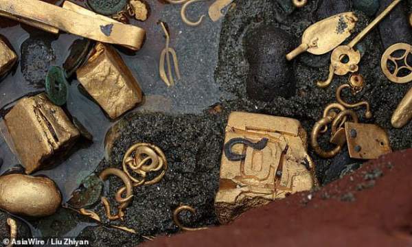 Các nhà khảo cổ phát hiện ấn triện bằng vàng nặng gần 8kg 5