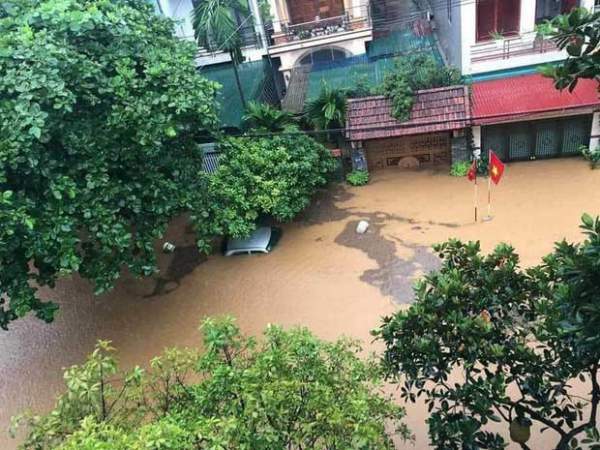 Mưa lớn kéo dài tại Hà Giang, đường phố biến thành sông, ô tô chìm nghỉm trong biển nước 10