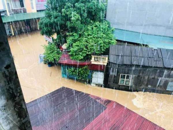 Mưa lớn kéo dài tại Hà Giang, đường phố biến thành sông, ô tô chìm nghỉm trong biển nước 9