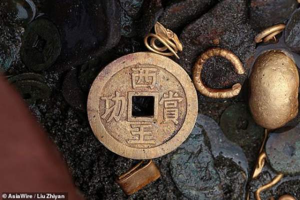 Các nhà khảo cổ phát hiện ấn triện bằng vàng nặng gần 8kg 6