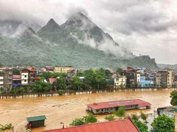 Mưa lớn kéo dài tại Hà Giang, đường phố biến thành sông, ô tô chìm nghỉm trong biển nước 1