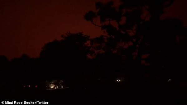 Thảm hoạ cháy rừng kinh hoàng khiến bầu trời Australia chuyển màu đen kịt như mực ngay giữa trưa 2