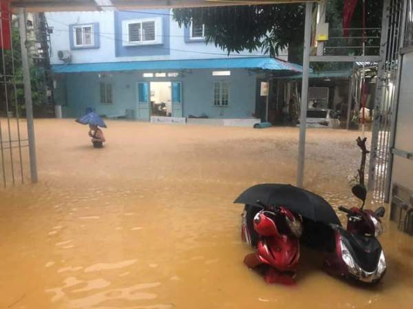 Mưa lớn kéo dài tại Hà Giang, đường phố biến thành sông, ô tô chìm nghỉm trong biển nước 6