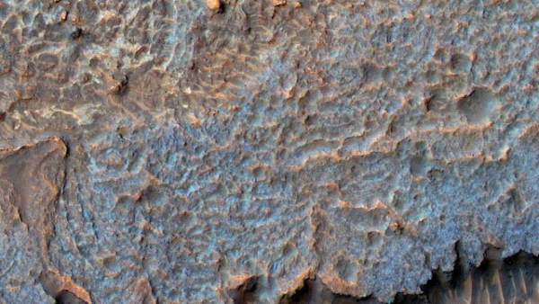 NASA bối rối trước những rặng núi kỳ lạ trên sao Hỏa 1