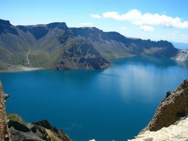 Hồ sâu nhất thế giới trên núi cao, chứa 2 tỷ tấn nước nhưng cá khó sống 2