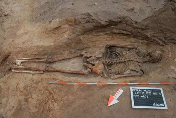 Phát hiện mộ cổ rùng rợn của một "xác sống" 400 năm tuổi