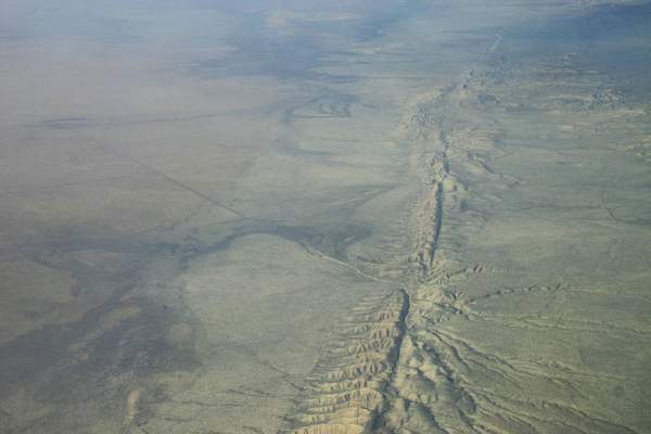 Sự thật gây sốc: Vỏ Trái đất bị trượt bên dưới tiểu bang của Mỹ