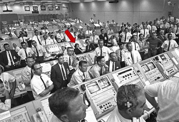 Người phụ nữ duy nhất trong phòng điều khiển phóng tàu ​​Apollo 11 2