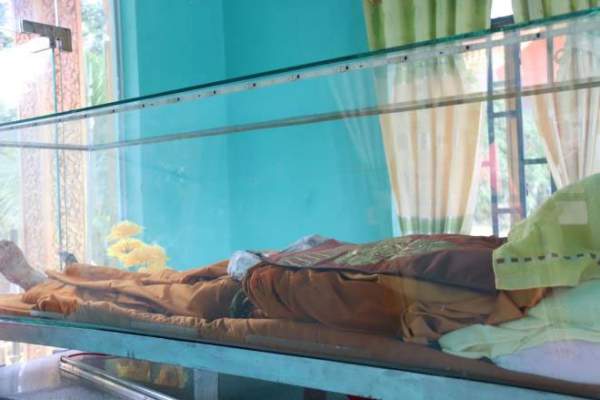 Chuyện lạ ở An Giang: Thi hài nhà sư còn nguyên vẹn sau 6 năm chôn cất 5