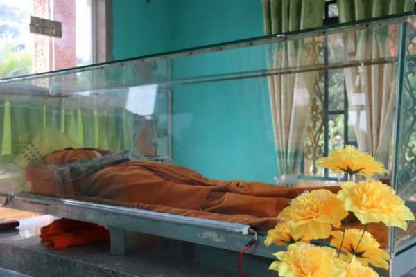 Chuyện lạ ở An Giang: Thi hài nhà sư còn nguyên vẹn sau 6 năm chôn cất 3