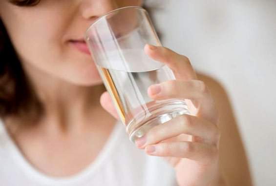 Uống nước ngay khi vừa ăn xong hay đợi 30 phút sau: Nhiều người đang có thói quen sai lầm 2