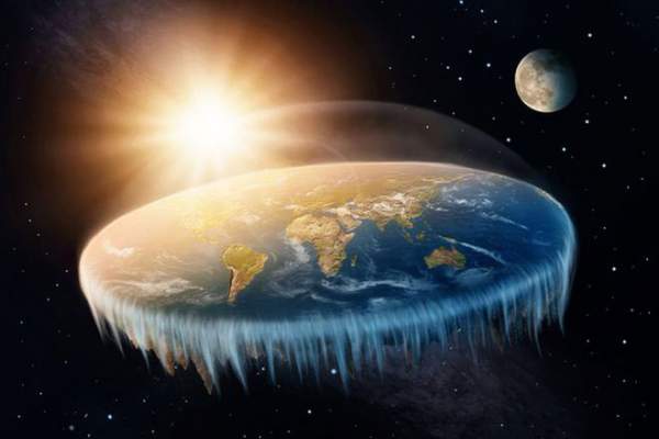 Các nhà lý thuyết Trái đất phẳng bị bắt sau khi cố gắng chèo thuyền đến "rìa" thế giới 1