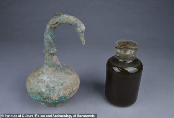 Trung Quốc Xác định được chất lỏng bí ẩn trong chiếc bình 2.000 năm tìm thấy ở mộ cổ 1