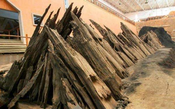 Mở quan tài bằng gỗ 1.000 năm tuổi, nhà khảo cổ bất ngờ khi nhìn vào bên trong 3
