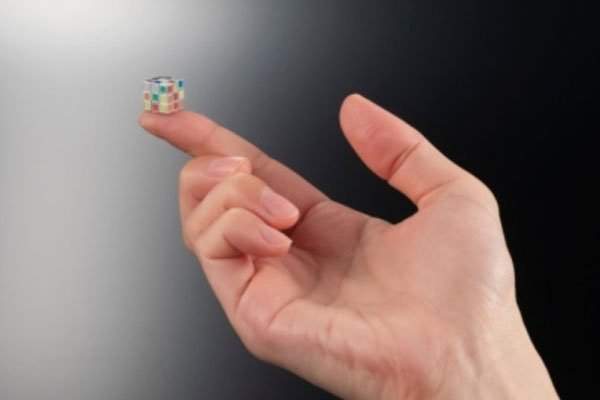 Người Nhật tạo ra khối rubic nhỏ nhất thế giới chưa đến 1cm